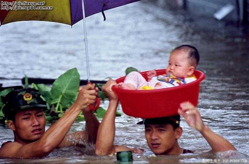 图片水印请不要介意 1998年抗洪期间,解放军士兵正在救援群众  显示