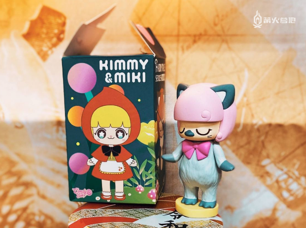 盲盒,一种潮流玩具,简单来说就是里面装着任意一款玩具的纸盒子,或许