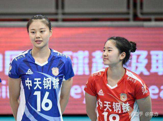 穿红衣服的是江苏女排自由人倪非凡,她的身高是177,旁边是奥运冠军