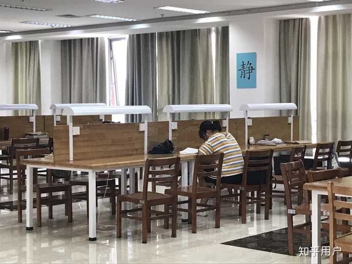 五楼的一处小细节 我现在在郑州轻工业大学的图书馆4楼自习室回答这个