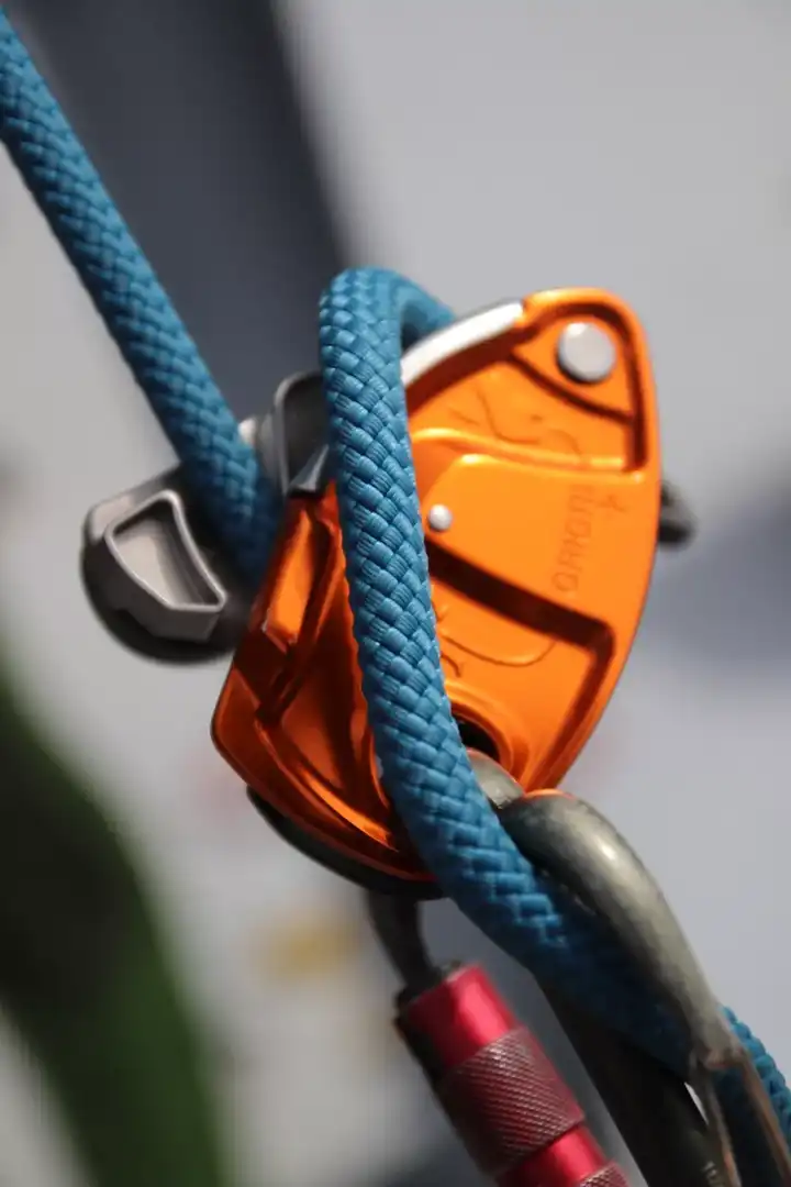 grigri 是一种辅助制停保护器 ( assisted braking belay device),是