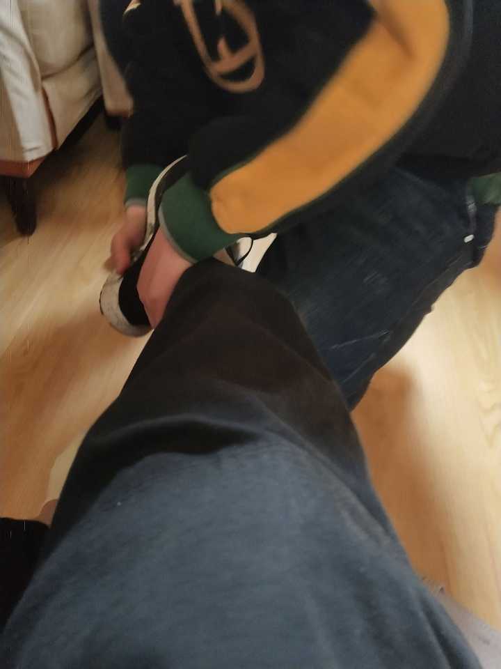 路上鞋带开了会帮我系鞋带