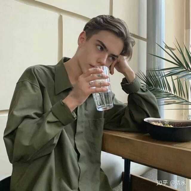 能不能推荐一下男生使用的微信文艺头像?