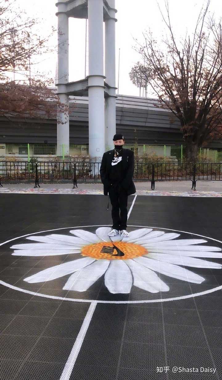 peaceminus,peaceminusone 而他的品牌叫做「peaceminusone」——「和平减一」 peaceminusone