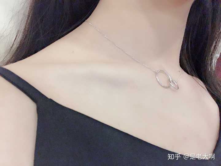 有锁骨的妹子都是平胸吗?