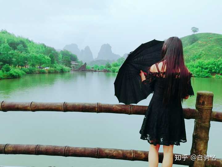 一个人不可能永远都在温室里,由别人来看管着长大直到死ゥ.