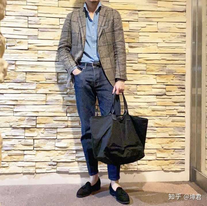 浅蓝色牛仔衬衫如何搭配裤子和鞋子?