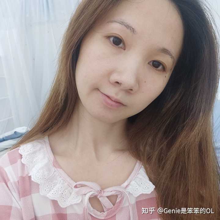 过去素颜: 不过,我觉得保持漂亮的秘诀还是健身,因为经过p图,化妆