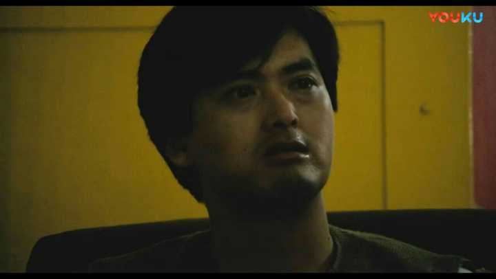 小马含泪的眼神,慌乱,狼狈,委屈.