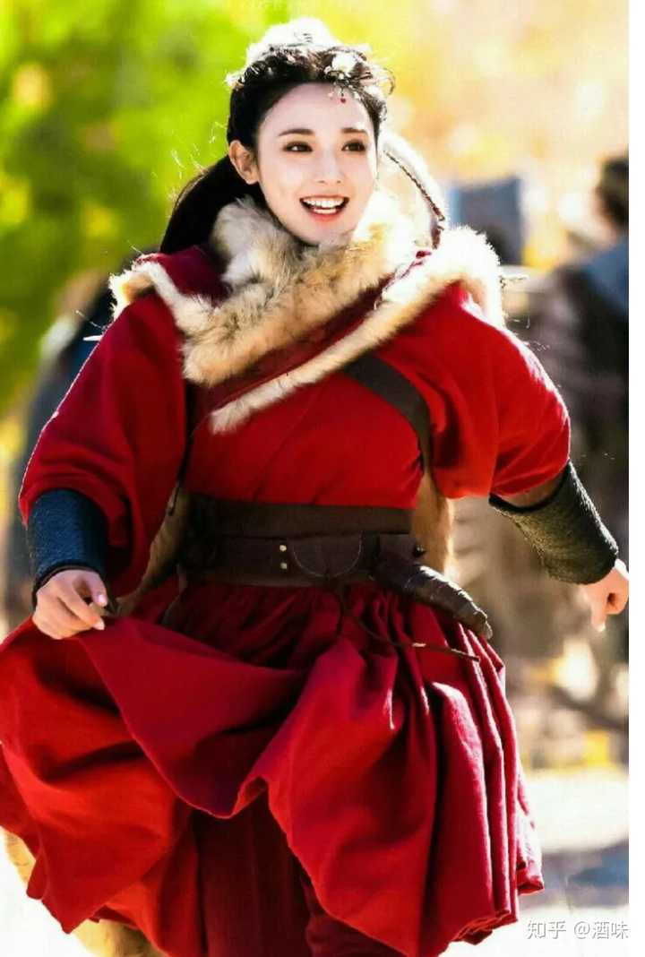 初见这位穿着一袭红衣的九公主,我就觉得她的眼睛淌着最清亮的月光.