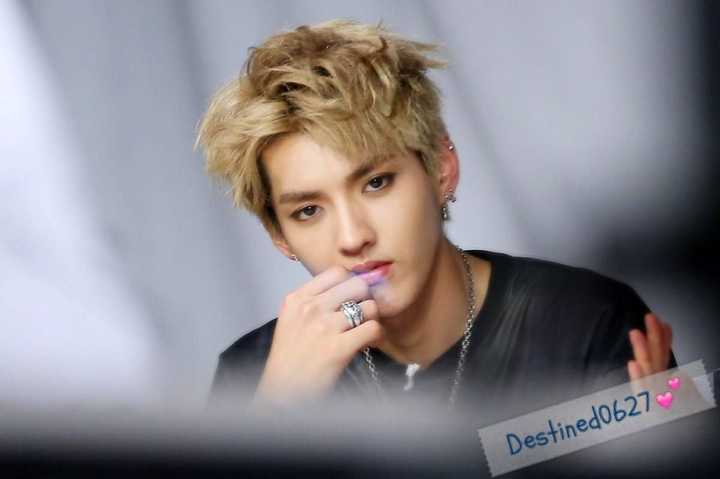 吴亦凡跟exo的kris是一个人吗?为什么差这么多?