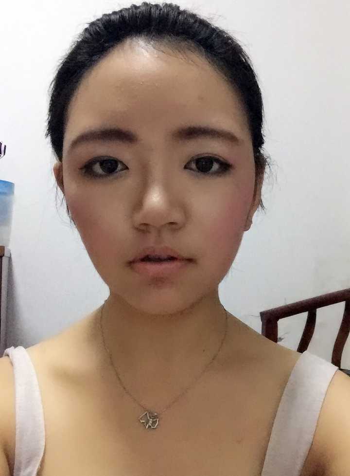 比现在胖五斤吧 脸肉肉的