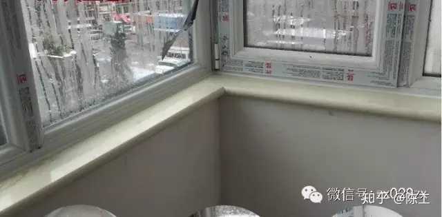 阳台的比较宽的窗台,可以用人造石或者天然石材铺设,可以直接翻下来
