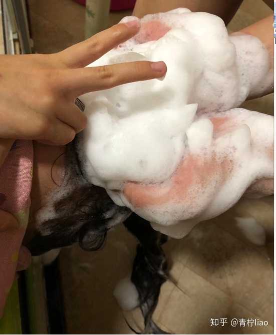 帮宝贝洗头,泡沫很丰富,简直是对头皮的按摩
