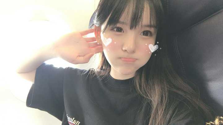 微博上有哪些经常发自拍的美女?
