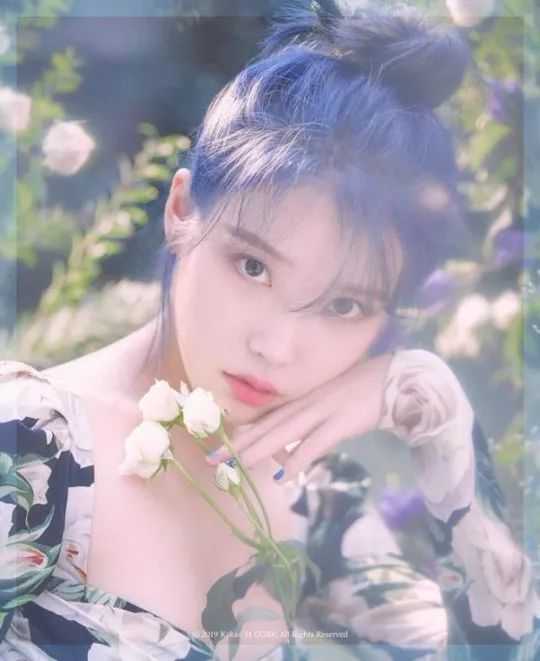 iu 似乎是在诠释"我用我的方式纪念雪莉".