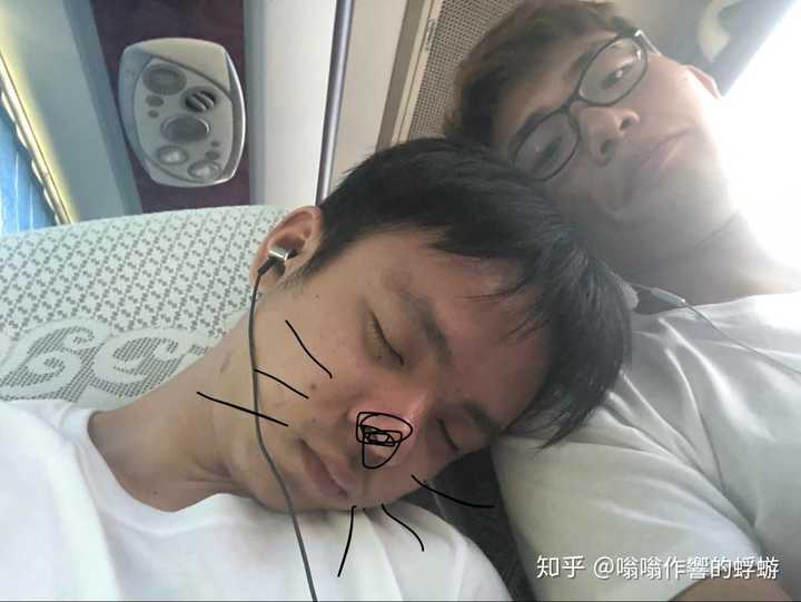 女生靠男生肩膀,男生可以搂过来吗?