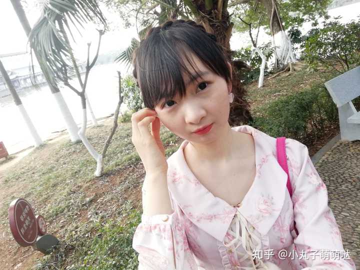 我的鼻子大而且鼻头很肉很钝,正面看着没有鼻梁,很多人说我长得还行