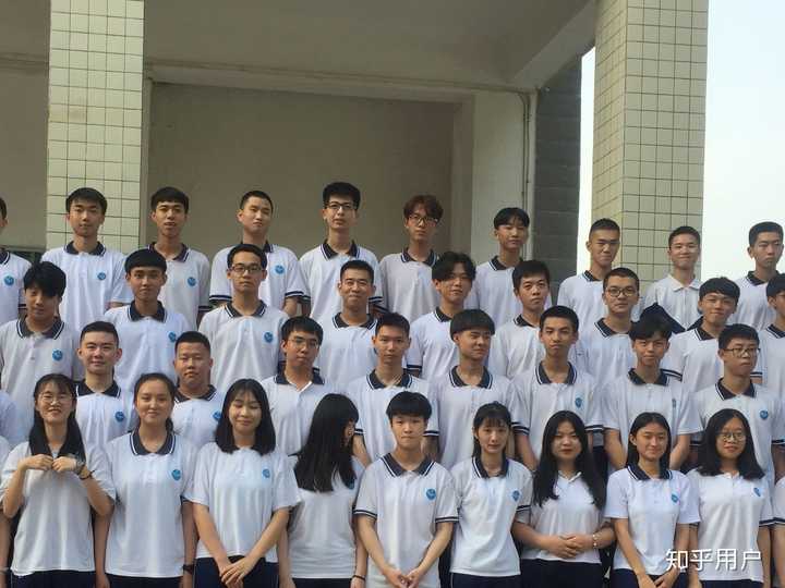 广东潮州这个小城市里,绵德中学高三级,朋友发给我她们班的毕业照.