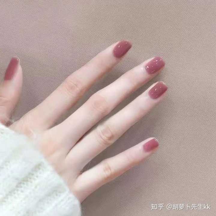 这样的爪爪夏天涂什么指甲油好看呀?