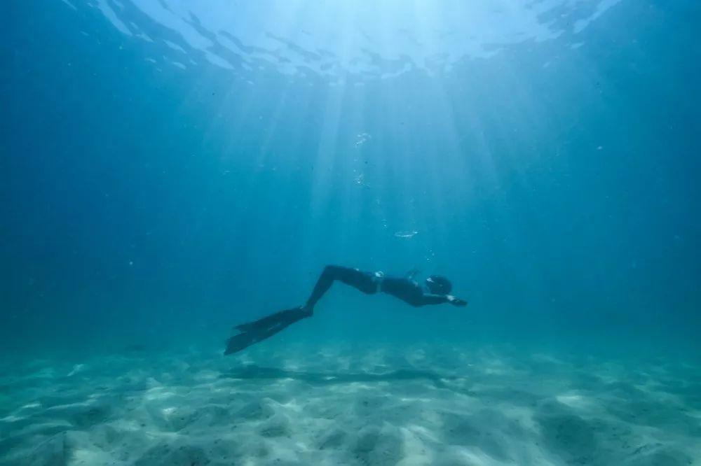 练习自由潜水的人是怎么在水下憋气那么长时间的?