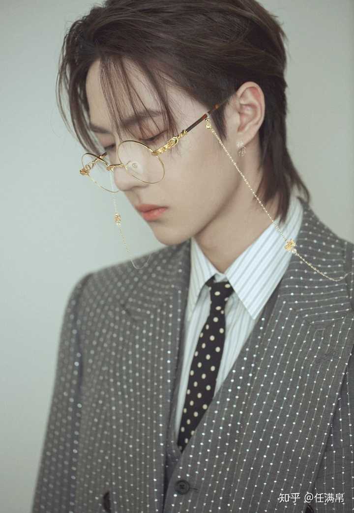 自从王一博不营业 每天无聊宅在家 我的抖音和快手全都刷成了王一博