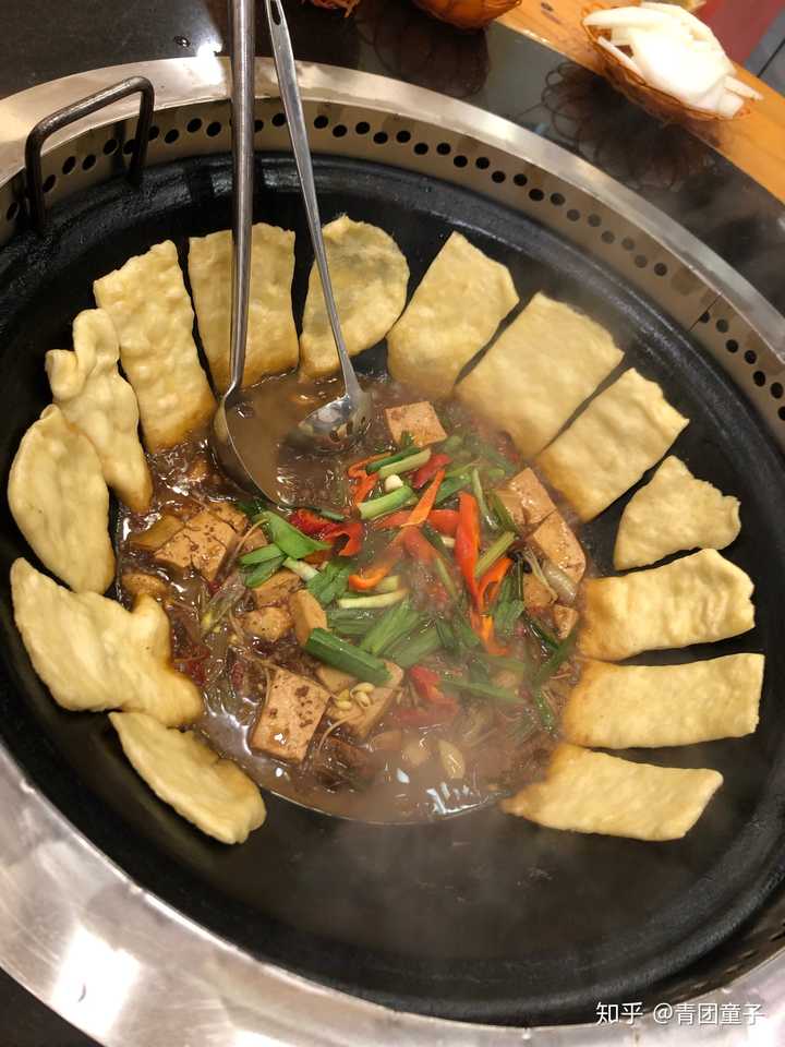 地锅鸡,很一般啦,贴饼的鸡公煲