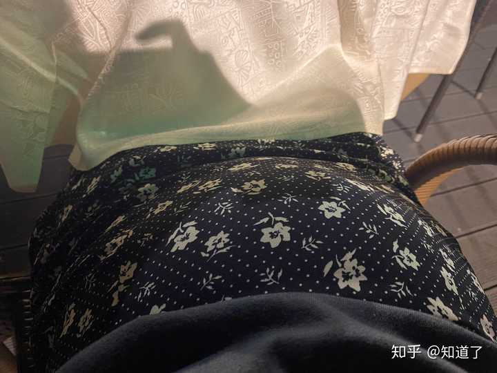 女生吃完饭肚子好鼓,跟怀孕五个月一样.饿的时候小腹就是平坦的.