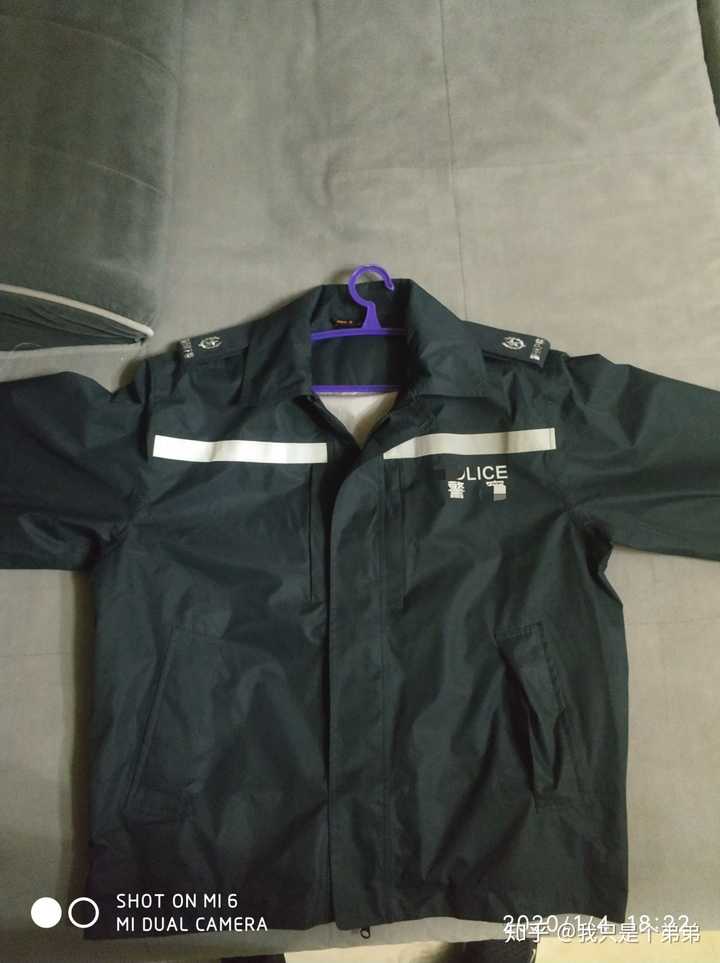 这是香港警察制服是什么风格的衣服?他们穿的是ptu的制服吗?