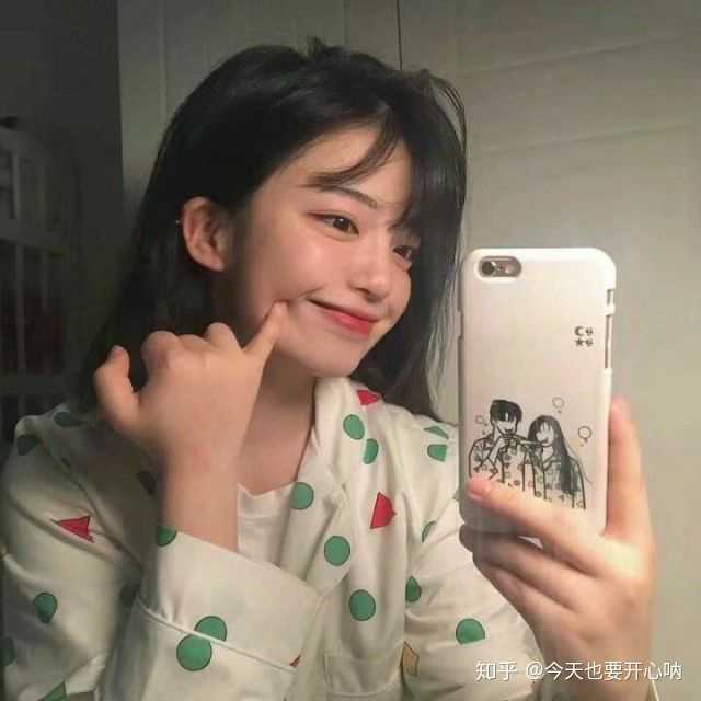 有没有什么好看的自拍头像(手机也入镜的那种)?