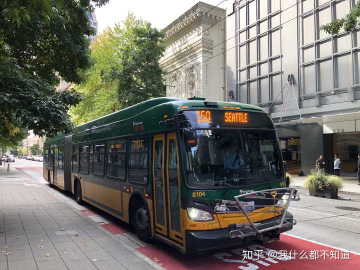 行驶在公交专用道上的公交车,西雅图地区很喜欢用18米(60英尺)级铰接
