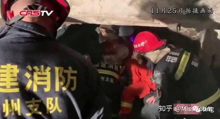 消防员张伟杰,为了在火灾现场救一名群众自己壮烈牺牲,年仅28岁.