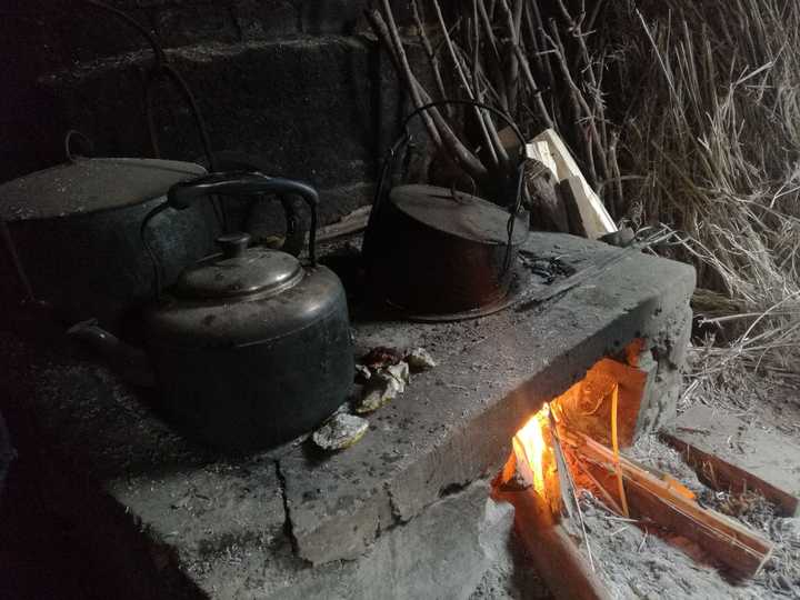 这是三奶奶家的厨房,右边的铁锅煮的米饭,左边是在烧水.