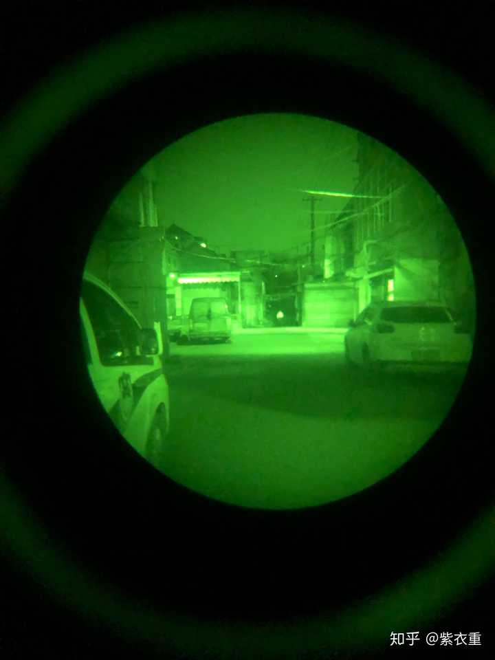 华为p30pro的夜视能力能与军用夜视仪相比较么?
