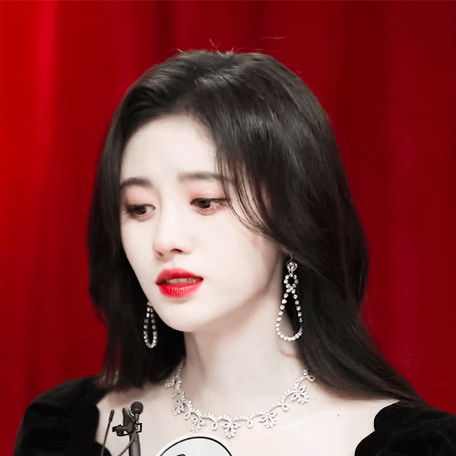 大家有存的让你觉得惊艳的女明星礼服图吗