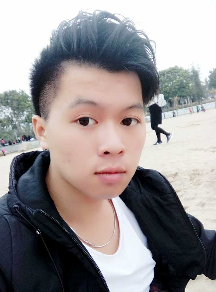男生两侧的头发特别硬,张长了也是翘起来 几乎是水平生长?