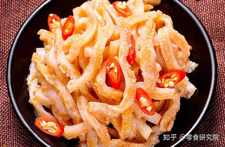 素毛肚是由魔芋做成的, 比较q弹,像毛肚的口感,比卫龙魔芋爽更辣更嫩.