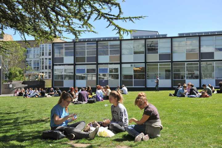 英国创意艺术大学