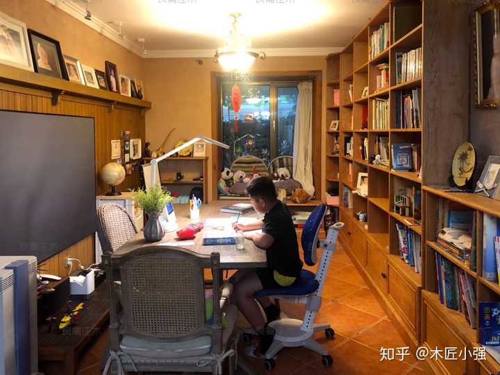 这个北京的业主,把客厅变成书房,中间房个超大桌,孩子的学习和娱乐,都