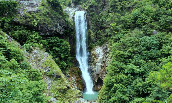 九龙瀑,人字瀑,百丈瀑并称为黄山三瀑.