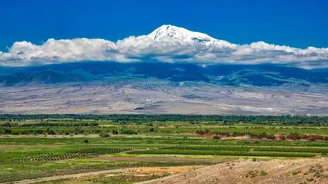 亚拉腊山 就像富士山之于日本,亚拉腊山是亚美尼亚人心目中的圣山