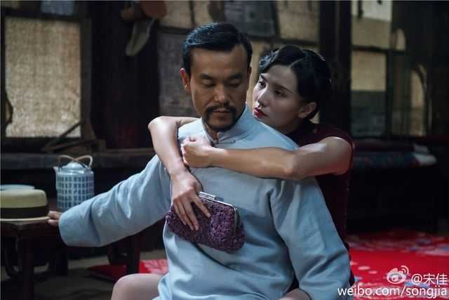 此刻穿着红旗袍的她身为咏春师父的女人名至实归.