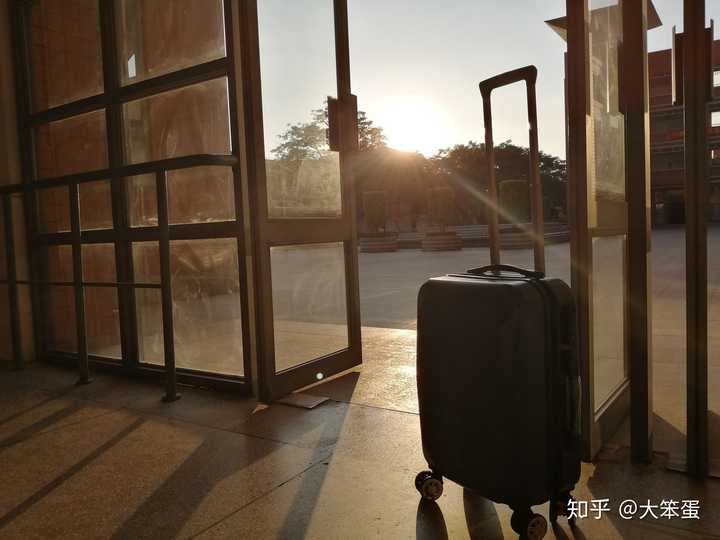 周六下午回家,校园里很空荡,一个人提着行李箱,落日很暖风很柔,为理想