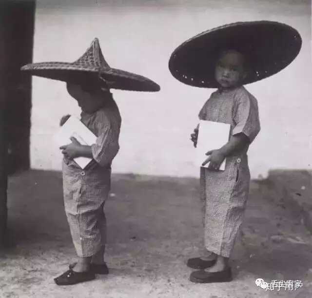 客家人等南方汉族"传统服饰"中,"斜襟"的元素明显,而显然又和"旗袍"无