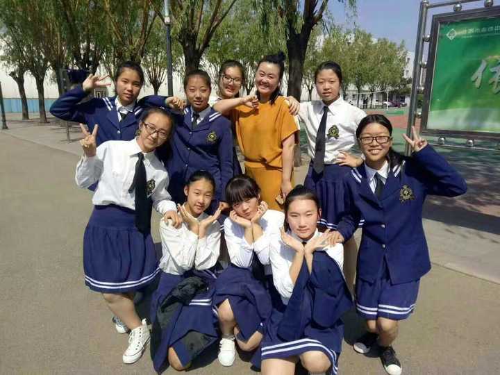 中国的校服为什么丑?