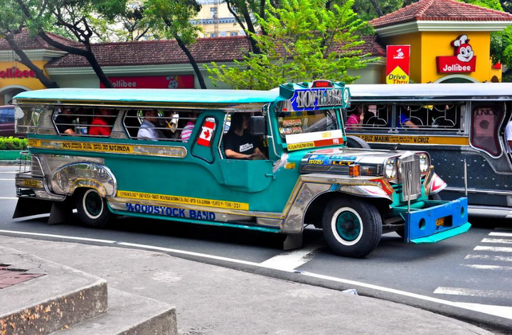 菲律宾城市不算拥挤,市里出行一般选用出租车,吉普尼(类似于国内的