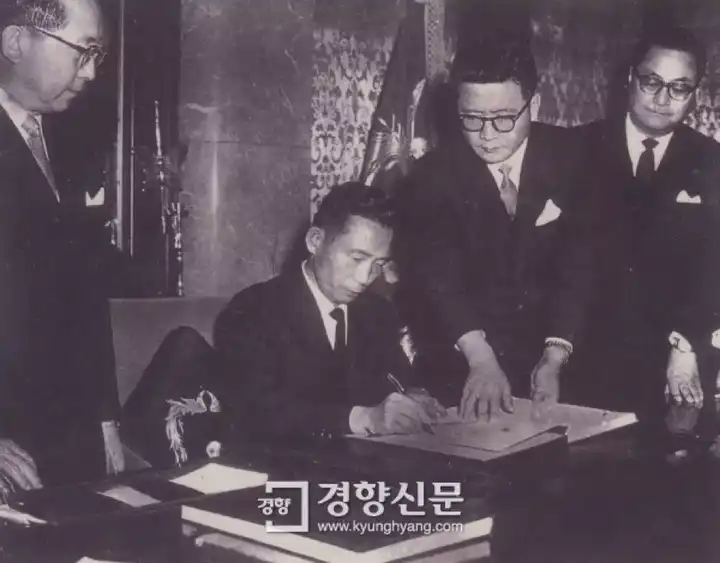 1965年12月,朴正熙签署《韩日基本关系条约》,两国正式建交