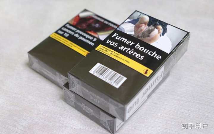 法国的香烟包装盒上印的全都是那种黑乎乎的肺.