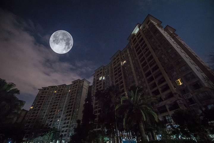 2020年3月10日凌晨,广州市,天空中出现"超级月亮"