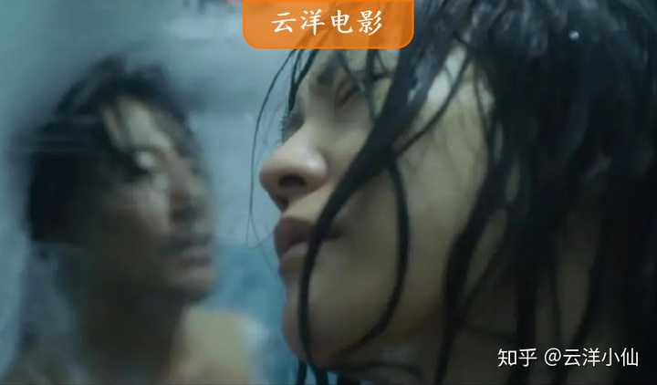 两个女人,一个如火,烧灼人心,咄咄逼人;一个似冰,深寒刺骨,隐忍克制.
